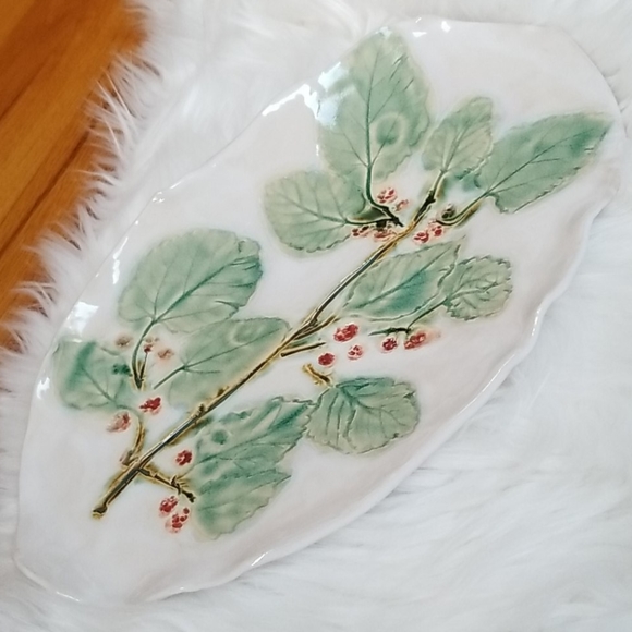 Handmade Glazed Clay leaves design free flow plate - Picture 6 of 8